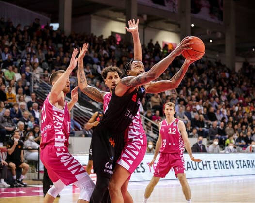 Deutschland, Bonn, Telekom Dome, 30.10.2021, easy Credit BBL, 6.Spieltag, Telekom Baskets Bonn - Niners Chemnitz Bild: v.li. Tim Hasbargen (Telekom Baskets Bonn),Darion Atkins (Niners Chemnitz),Michael Kessens (Telekom Baskets Bonn) Copyright: HMBxMedia ThomasxJäger