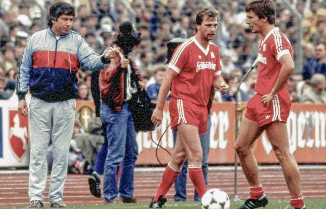 Hannover 96 Trainer Werner Biskup gibt Anweisung an li. Karsten Surmann und re. Martin Giesel. Aus Hannover 96 - Hertha BSC 2:0 am 09.06.1985. *** Hannover 96 coach Werner Biskup gives instruction to left Karsten Surmann and right Martin Giesel from Hannover 96 Hertha BSC 2 0 on 09 06 1985