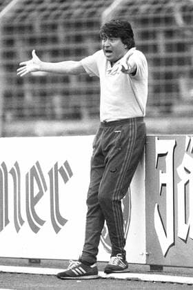 Aus 2.BL Hannover 96 (dunkles Trikot) gegen Stuttgarter Kickers 2:1 am 15.09.1984 im Niedersachsenstadion. Im Foto: Han96 Trainer Werner Biskup. *** From 2 BL Hannover 96 dark shirt against Stuttgarter Kickers 2 1 on 15 09 1984 in the Niedersachsenstadion In the photo Han96 coach Werner Biskup