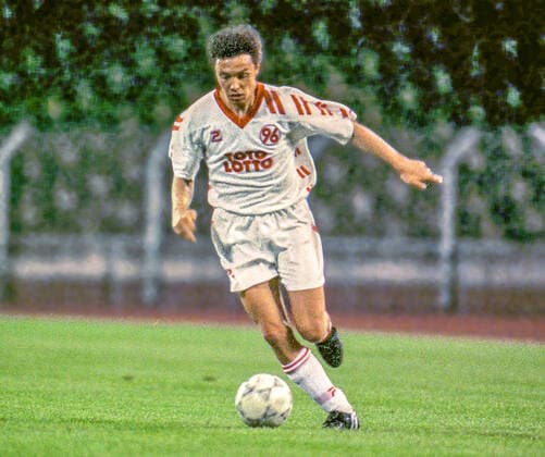 Aus 2. BL Saison 1992 1993 Hannover96 (Weiß) gegen Fortuna Düsseldorf 2:0 am 12.05.1993 im Niedersachsenstadion. Im Foto: Han96 Spieler Andre Breitenreiter *** From 2 BL season 1992 1993 Hannover96 white against Fortuna Düsseldorf 2 0 on 12 05 1993 in the Niedersachsenstadion In the photo Han96 player Andre Breitenreiter