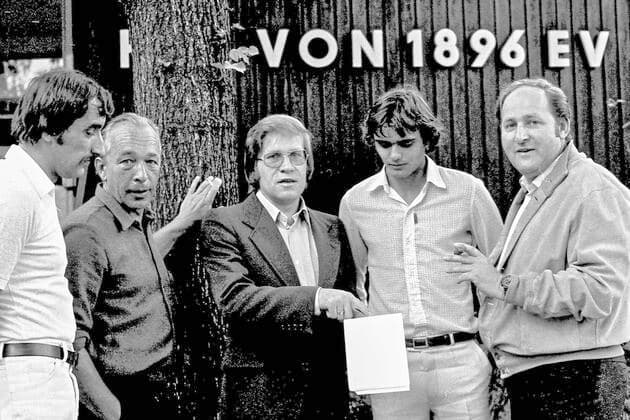 Buca-Brasilianischer Spieler bei Hannover 96 am 13.08.1980 vom HSV kommend - verpflichtet. V.li.: Dolmetscher Dr. Scharnofske-Schatzmeister Trainer Ferner Neuer Spieler Buca und Präs. Fredo Henze *** Buca Brazilian player at Hannover 96 on 13 08 1980 coming from HSV signed V li interpreter Dr Scharnofske treasurer coach Ferner new player Buca and president Fredo Henze