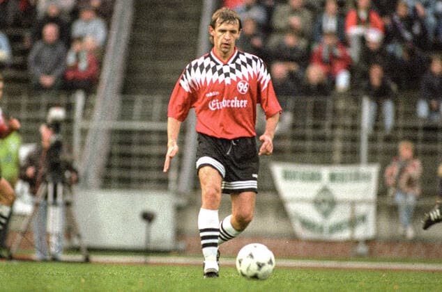 Aus 2. BL Saison 1995 1996 Hannover 96 (Rot) gegen FC Carl-Zeiss Jena 1:1 am 11.11.1995. Im Foto: Hannover 96 Spieler Alexander Borodjuk. *** From 2 BL season 1995 1996 Hannover 96 red against FC Carl Zeiss Jena 1 1 on 11 11 1995 In the photo Hannover 96 player Alexander Borodjuk