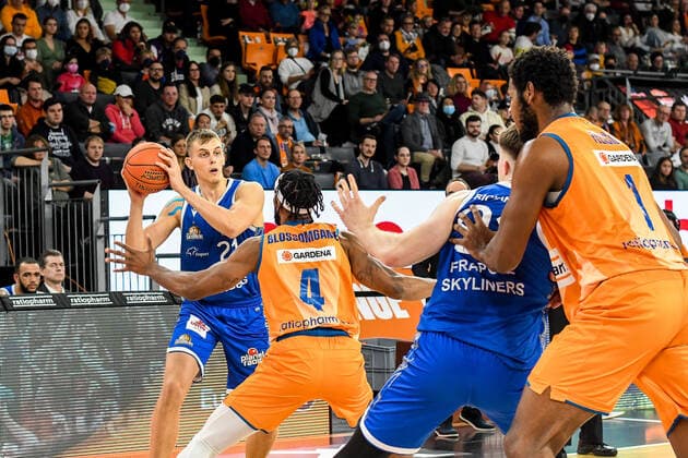 GER, BBL, ratiopharm Ulm vs Fraport Skyliners 30.10.2021, ratiopharm arena, Neu-Ulm, GER, BBL, ratiopharm Ulm vs Fraport Skyliners, im Bild Lorenz Brenneke (Fraport, 21), Jaron Blossomgame (Ulm, 4), Alexander Richardson (Fraport, 91), Cristiano Felicio (Ulm, 1)