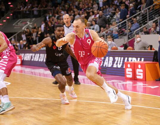 Karsten Tadda Telekom Baskets Bonn vs. Frantz Massenat NINERS Chemnitz easyCredit BBL 1. Bundesliga , Saison 2021 2022 , Hauptrunde 6. Spieltag