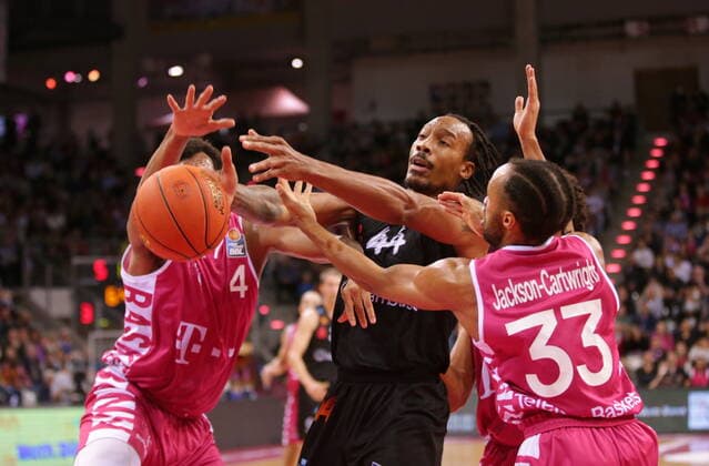 Justin Gorham, Parker Jackson-Cartwright Telekom Baskets Bonn vs. Darion Atkins NINERS Chemnitz easyCredit BBL 1. Bundesliga , Saison 2021 2022 , Hauptrunde 6. Spieltag