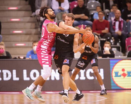 Jeremy Morgan Telekom Baskets Bonn vs. Mindausgas Susinskas NINERS Chemnitz easyCredit BBL 1. Bundesliga , Saison 2021 2022 , Hauptrunde 6. Spieltag