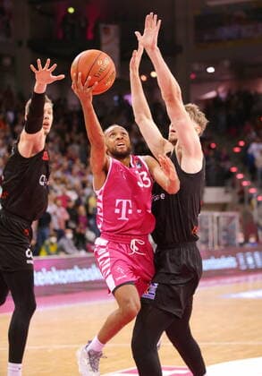 Parker Jackson-Cartwright Telekom Baskets Bonn vs. NINERS Chemnitz easyCredit BBL 1. Bundesliga , Saison 2021 2022 , Hauptrunde 6. Spieltag