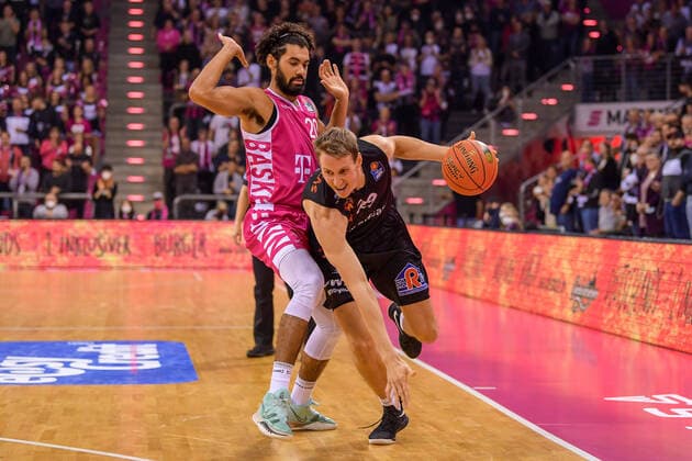easyCredit BBL, Telekom Baskets Bonn vs. NINERS Chemitz, 30.10.2021 Mindaugas Susinskas (NINERS Chemnitz, 29), Jeremy Morgan (Telekom Baskets Bonn, 20), easyCredit BBL, Telekom Baskets Bonn vs. NINERS Chemitz am 30.10.2021 im Telekom Dome Bonn, Bonn (Nordrhein-Westfalen) Copyright: xBEAUTIFULxSPORTS Mueller-Laschetx