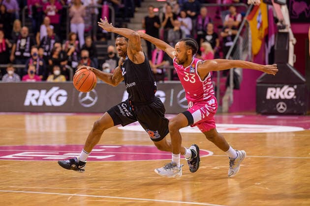 easyCredit BBL, Telekom Baskets Bonn vs. NINERS Chemitz, 30.10.2021 Gerald Robinson (NINERS Chemnitz, 22), Parker Jackson-Cartwright (Telekom Baskets Bonn, 33), easyCredit BBL, Telekom Baskets Bonn vs. NINERS Chemitz am 30.10.2021 im Telekom Dome Bonn, Bonn (Nordrhein-Westfalen) Copyright: xBEAUTIFULxSPORTS Mueller-Laschetx
