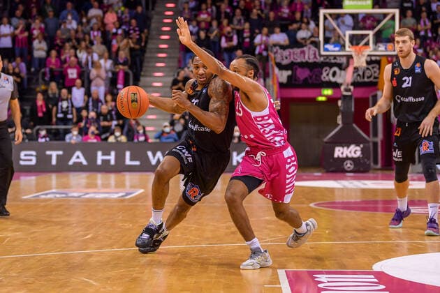 easyCredit BBL, Telekom Baskets Bonn vs. NINERS Chemitz, 30.10.2021 Gerald Robinson (NINERS Chemnitz, 22), Parker Jackson-Cartwright (Telekom Baskets Bonn, 33), easyCredit BBL, Telekom Baskets Bonn vs. NINERS Chemitz am 30.10.2021 im Telekom Dome Bonn, Bonn (Nordrhein-Westfalen) Copyright: xBEAUTIFULxSPORTS Mueller-Laschetx