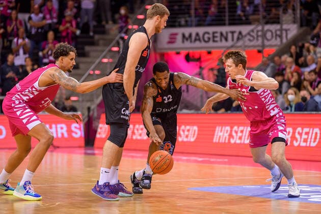 easyCredit BBL, Telekom Baskets Bonn vs. NINERS Chemitz, 30.10.2021 Gerald Robinson (NINERS Chemnitz, 22), Skyler Bowlin (Telekom Baskets Bonn, 12), easyCredit BBL, Telekom Baskets Bonn vs. NINERS Chemitz am 30.10.2021 im Telekom Dome Bonn, Bonn (Nordrhein-Westfalen) Copyright: xBEAUTIFULxSPORTS Mueller-Laschetx
