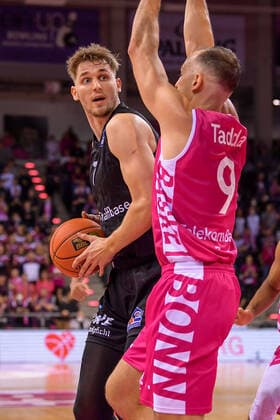 easyCredit BBL, Telekom Baskets Bonn vs. NINERS Chemitz, 30.10.2021 Jonas Richter (NINERS Chemnitz, 7), Karsten Tadda (Telekom Baskets Bonn, 9), easyCredit BBL, Telekom Baskets Bonn vs. NINERS Chemitz am 30.10.2021 im Telekom Dome Bonn, Bonn (Nordrhein-Westfalen) Copyright: xBEAUTIFULxSPORTS Mueller-Laschetx
