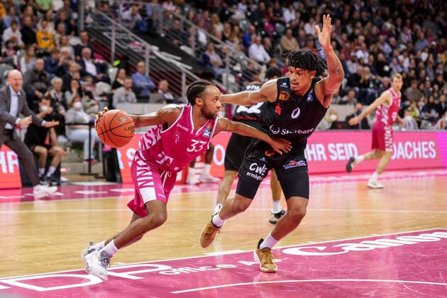 Deutschland, Bonn, Telekom Dome, 30.10.2021, easy Credit BBL, 6.Spieltag, Telekom Baskets Bonn - Niners Chemnitz Bild: v.li. Parker Jackson-Cartwright (Telekom Baskets Bonn), Nelson Weidemann (Niners Chemnitz) Copyright: HMBxMedia ThomasxJäger