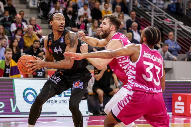 Deutschland, Bonn, Telekom Dome, 30.10.2021, easy Credit BBL, 6.Spieltag, Telekom Baskets Bonn - Niners Chemnitz Bild: v.li.Darion Atkins (Niners Chemnitz), Leon Kratzer (Telekom Baskets Bonn),Parker Jackson-Cartwright (Telekom Baskets Bonn) Copyright: HMBxMedia ThomasxJäger