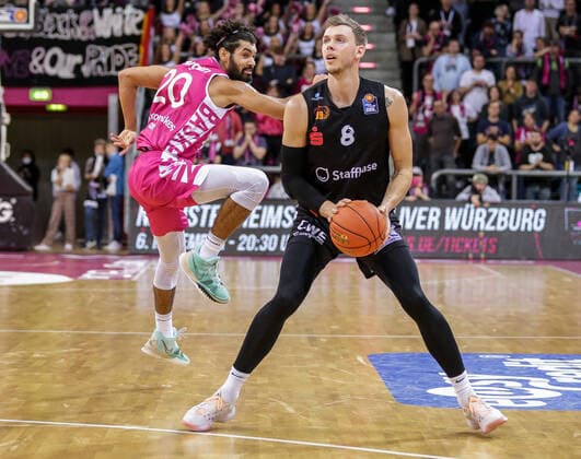 Deutschland, Bonn, Telekom Dome, 30.10.2021, easy Credit BBL, 6.Spieltag, Telekom Baskets Bonn - Niners Chemnitz Bild: vo.Niklas Wimberg (Niners Chemnitz), hi.Jeremy Morgan (Telekom Baskets Bonn) Copyright: HMBxMedia ThomasxJäger