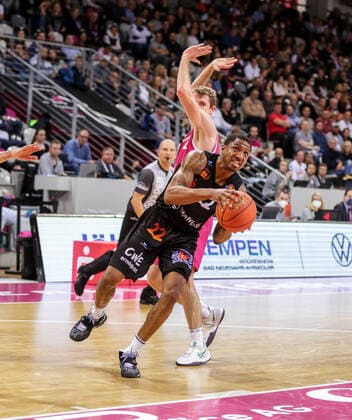 Deutschland, Bonn, Telekom Dome, 30.10.2021, easy Credit BBL, 6.Spieltag, Telekom Baskets Bonn - Niners Chemnitz Bild:v.li. Gerald Robinson (Niners Chemnitz),Skyler Bowlin (Telekom Baskets Bonn) Copyright: HMBxMedia ThomasxJäger