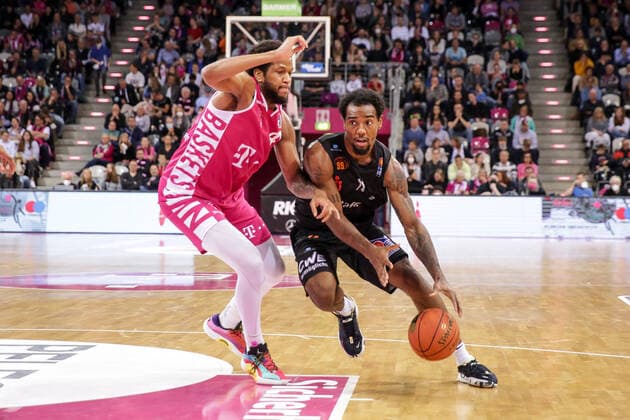 Deutschland, Bonn, Telekom Dome, 30.10.2021, easy Credit BBL, 6.Spieltag, Telekom Baskets Bonn - Niners Chemnitz Bild: v.li. Justin Gorham (Telekom Baskets Bonn), Isiaha Mike (Niners Chemnitz) Copyright: HMBxMedia ThomasxJäger