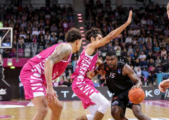 Deutschland, Bonn, Telekom Dome, 30.10.2021, easy Credit BBL, 6.Spieltag, Telekom Baskets Bonn - Niners Chemnitz Bild: v.li. Michael Kessens (Telekom Baskets Bonn),Jeremy Morgan (Telekom Baskets Bonn),Frantz Massenat (Niners Chemnitz) Copyright: HMBxMedia ThomasxJäger
