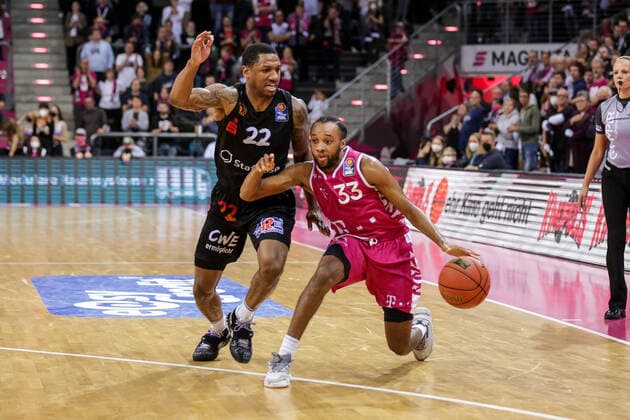 Deutschland, Bonn, Telekom Dome, 30.10.2021, easy Credit BBL, 6.Spieltag, Telekom Baskets Bonn - Niners Chemnitz Bild: Gerald Robinson (Niners Chemnitz),Parker Jackson-Cartwright (Telekom Baskets Bonn) Copyright: HMBxMedia ThomasxJäger