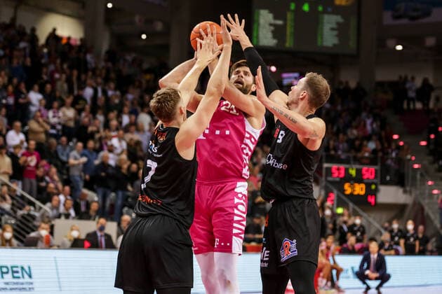 Deutschland, Bonn, Telekom Dome, 30.10.2021, easy Credit BBL, 6.Spieltag, Telekom Baskets Bonn - Niners Chemnitz Bild: v.li. Jonas Richter (Niners Chemnitz),Leon Kratzer (Telekom Baskets Bonn),Niklas Wimberg (Niners Chemnitz) Copyright: HMBxMedia ThomasxJäger