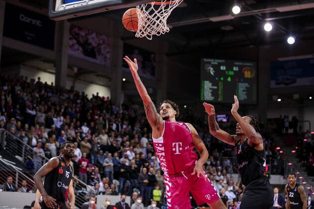 Deutschland, Bonn, Telekom Dome, 30.10.2021, easy Credit BBL, 6.Spieltag, Telekom Baskets Bonn - Niners Chemnitz Bild: Michael Kessens (Telekom Baskets Bonn) beim Korbleger Copyright: HMBxMedia ThomasxJäger