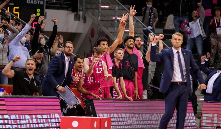 Deutschland, Bonn, Telekom Dome, 30.10.2021, easy Credit BBL, 6.Spieltag, Telekom Baskets Bonn - Niners Chemnitz Bild: Jubel auf der Spielerbank der Telekom Baskets Bonn nach Spielende Copyright: HMBxMedia ThomasxJäger