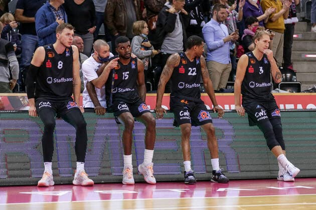 Deutschland, Bonn, Telekom Dome, 30.10.2021, easy Credit BBL, 6.Spieltag, Telekom Baskets Bonn - Niners Chemnitz Bild: ein Paar Spieler der Chemnitz Niners sitzen enttaeuscht nach der Niderlage gegen die Telekom Baskets Bonn auf der Bande Copyright: HMBxMedia ThomasxJäger