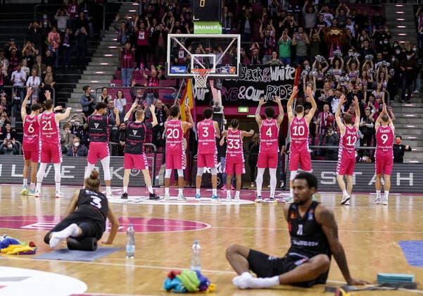 Deutschland, Bonn, Telekom Dome, 30.10.2021, easy Credit BBL, 6.Spieltag, Telekom Baskets Bonn - Niners Chemnitz Bild: Die Spieler der Telekom Baskets jubeln nach dem Sieg mit Ihren Fans Copyright: HMBxMedia ThomasxJäger