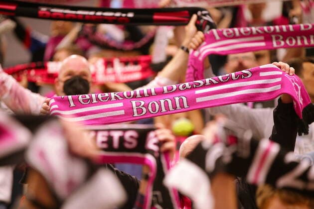 Fans mit Schals vor dem Spiel Telekom Baskets Bonn vs. NINERS Chemnitz easyCredit BBL 1. Bundesliga , Saison 2021 2022 , Hauptrunde 6. Spieltag