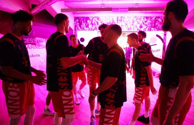 Spielervorstellung: Spieler in den Katakomben vor dem Spiel Telekom Baskets Bonn vs. NINERS Chemnitz easyCredit BBL 1. Bundesliga , Saison 2021 2022 , Hauptrunde 6. Spieltag