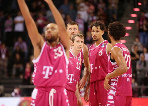 Parker Jackson-Cartwright, Skyler Bowlin, Saulius Kulvietis, Michael Kessens, Jeremy Morgan Telekom Baskets Bonn vs. NINERS Chemnitz easyCredit BBL 1. Bundesliga , Saison 2021 2022 , Hauptrunde 6. Spieltag
