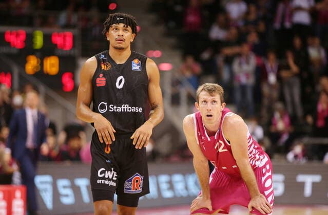 Skyler Bowlin Telekom Baskets Bonn vs. Nelson Weidemann NINERS Chemnitz easyCredit BBL 1. Bundesliga , Saison 2021 2022 , Hauptrunde 6. Spieltag