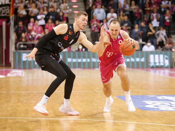 Karsten Tadda Telekom Baskets Bonn vs. Niklas Wimberg NINERS Chemnitz easyCredit BBL 1. Bundesliga , Saison 2021 2022 , Hauptrunde 6. Spieltag