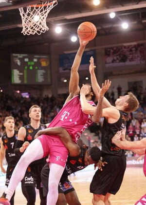 Justin Gorham Telekom Baskets Bonn vs. Frantz Massenat NINERS Chemnitz easyCredit BBL 1. Bundesliga , Saison 2021 2022 , Hauptrunde 6. Spieltag