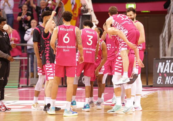 Telekom Baskets Bonn gewinnen vs. NINERS Chemnitz easyCredit BBL 1. Bundesliga , Saison 2021 2022 , Hauptrunde 6. Spieltag