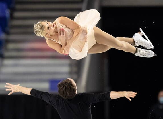 Sport Themen der Woche KW43 Sport Bilder des Tages October 30, 2021, Vancouver, BC, Canada: Canada s Kirsten Moore-Towers and Michael Marinaro perform their pairs free program during the Skate Canada International Figure skating, Eiskunstlauf competition, in Vancouver, B.C., Saturday, Oct. 30, 2021CANADIAN PRESS Canada News - October 30, 2021  - ZUMAc35_ 20211030_zaf_c35_086 Copyright: xDarrylxDyckx