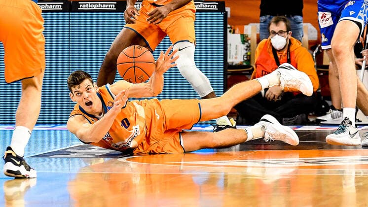 GER, BBL, ratiopharm Ulm vs Fraport Skyliners 30.10.2021, ratiopharm arena, Neu-Ulm, GER, BBL, ratiopharm Ulm vs Fraport Skyliners, im Bild voller Einsatz von Christoph Philipps (Ulm, 10)