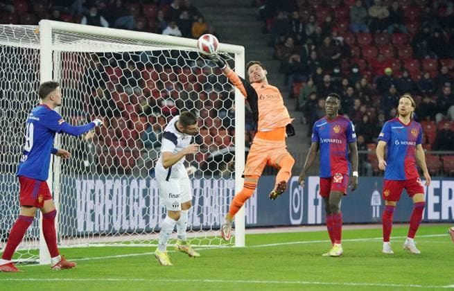 Foto Manuel Geisser 3010.2021 Stadion Letzigrund Fussball Herren Superleague Saison 2021 2022 FC Zuerich - FC Basel Bild : Heinz Lindner Torhueter (FC Basel) Einzelbild Aktion