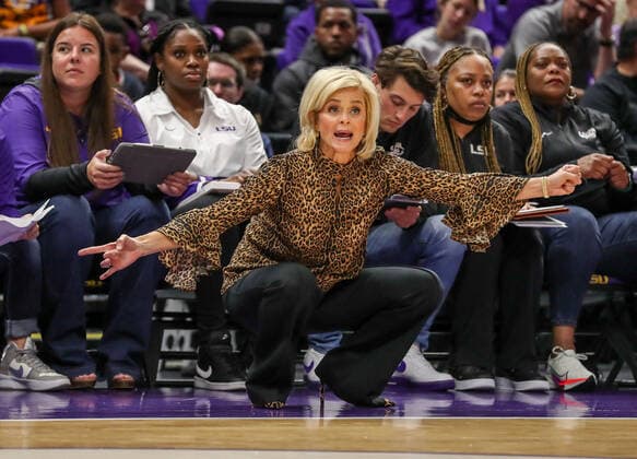 Sport Themen der Woche KW43 Sport Bilder des Tages October 30, 2021: LSU Head Coach Kim Mulkey calls for adjustments during NCAA, College League, USA Women s Basketball action between the Langston Lions and the LSU Tigers at the Pete Maravich Assembly Center in Baton Rouge, LA. CSM Baton Rouge USA - ZUMAc04_ 20211030_zaf_c04_438 Copyright: xJonathanxMailhesx
