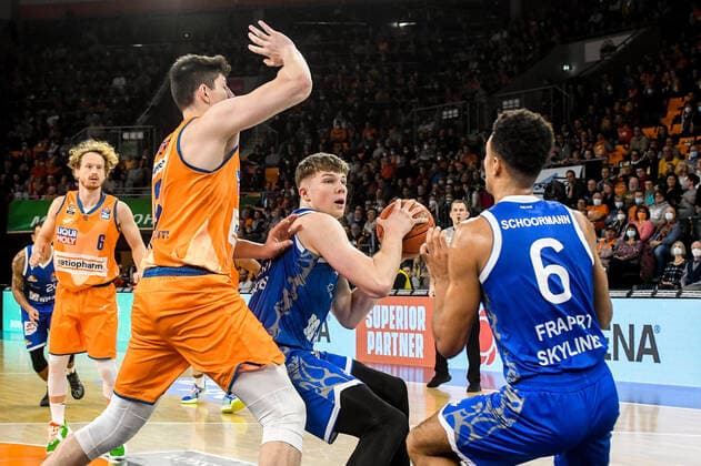 GER, BBL, ratiopharm Ulm vs Fraport Skyliners 30.10.2021, ratiopharm arena, Neu-Ulm, GER, BBL, ratiopharm Ulm vs Fraport Skyliners, im Bild Nicolas Bretzel (Ulm, 13), Alexander Richardson (Fraport, 91), Len Adam Schoormann (Fraport, 6)
