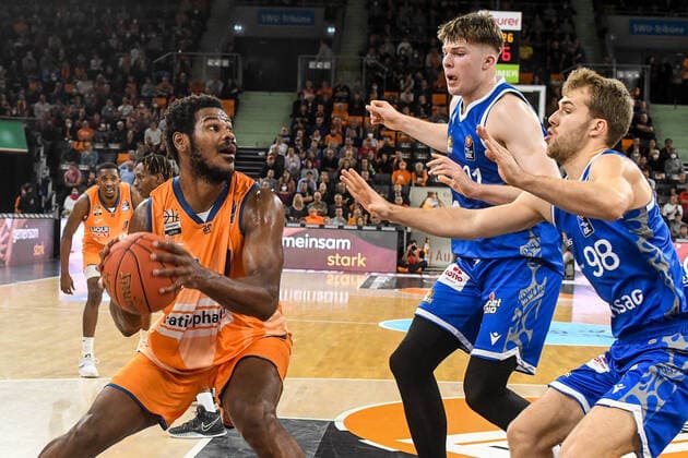 GER, BBL, ratiopharm Ulm vs Fraport Skyliners 30.10.2021, ratiopharm arena, Neu-Ulm, GER, BBL, ratiopharm Ulm vs Fraport Skyliners, im Bild Cristiano Felicio (Ulm, 1), Alexander Richardson (Fraport, 91), Felix Hecker (Fraport, 98)