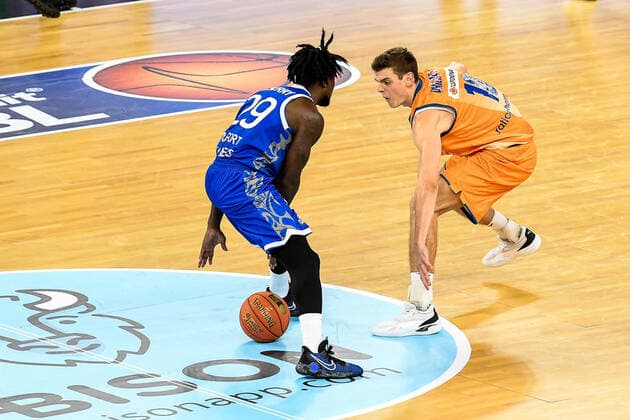 GER, BBL, ratiopharm Ulm vs Fraport Skyliners 30.10.2021, ratiopharm arena, Neu-Ulm, GER, BBL, ratiopharm Ulm vs Fraport Skyliners, im Bild Will Cherry (Fraport, 29), Christoph Philipps (Ulm, 10)
