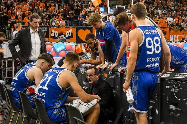 GER, BBL, ratiopharm Ulm vs Fraport Skyliners 30.10.2021, ratiopharm arena, Neu-Ulm, GER, BBL, ratiopharm Ulm vs Fraport Skyliners, im Bild Diego Ocampo (Fraport) nimmt eine Auszeit und gibt taktische Anweisungen an seine Spieler