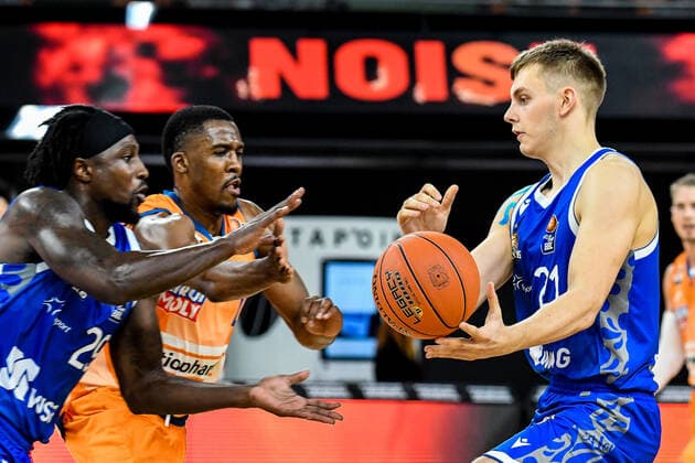 GER, BBL, ratiopharm Ulm vs Fraport Skyliners 30.10.2021, ratiopharm arena, Neu-Ulm, GER, BBL, ratiopharm Ulm vs Fraport Skyliners, im Bild Will Cherry (Fraport, 29), Semaj Christon (Ulm, 0), Lorenz Brenneke (Fraport, 21)