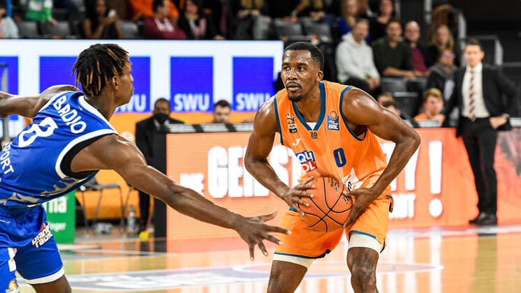 GER, BBL, ratiopharm Ulm vs Fraport Skyliners 30.10.2021, ratiopharm arena, Neu-Ulm, GER, BBL, ratiopharm Ulm vs Fraport Skyliners, im Bild Brancou Badio (Fraport, 8), Semaj Christon (Ulm, 0), im Hintergrund Jaka Lakovic (Ulm)