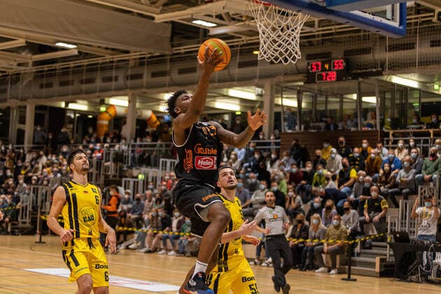 Luka Kamber (Kirchheim Knights, 06) Raiquan Leeandre Clark (wiha Panthers Schwenningen, 23) Karlo Miksic (Kirchheim Knights, 55) Kirchheim Knights vs. wiha Panthers Schwenningen, 2. Basketball Bundesliga, Pro A, Barmer 2 Basketball, Spieltag 7, Spielzeit 2021 2022, 30.10.2021 Kirchheim Knights vs. wiha Panthers Schwenningen, 2. Basketball Bundesliga, Pro A, Barmer 2 Basketball, Spieltag 7, Spielzeit 2021 2022, 30.10.2021 Kirchheim unter Teck Copyright: xNinaxSanderx xEibnerxPressefotox EP_NSR