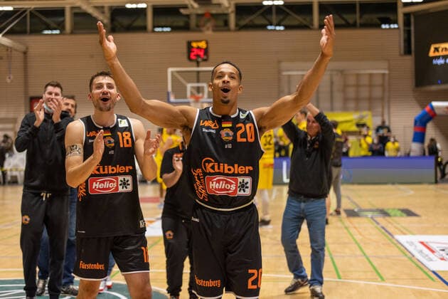Das Team der wiha Panthers Schwenningen feiert den Sieg über die Kirchheim Knights Kirchheim Knights vs. wiha Panthers Schwenningen, 2. Basketball Bundesliga, Pro A, Barmer 2 Basketball, Spieltag 7, Spielzeit 2021 2022, 30.10.2021 Kirchheim Knights vs. wiha Panthers Schwenningen, 2. Basketball Bundesliga, Pro A, Barmer 2 Basketball, Spieltag 7, Spielzeit 2021 2022, 30.10.2021 Kirchheim unter Teck Copyright: xNinaxSanderx xEibnerxPressefotox EP_NSR
