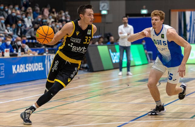 Ryan Mikesell (Tigers Tuebingen, 33)¨¨Tigers Tübingen vs. PS Karlsruhe Lions, 2. Basketball, Bundesliga, Pro A, Barmer 2 Basketball, Spieltag 7, Spielzeit 2021 2022, 30.10.2021, ¨¨ Tigers Tübingen - PS Karlsruhe Lions, Basketball, 2. Bundesliga, Barmer 2 Basketball, Spieltag 7, Spielzeit 2021 2022, 30.10.2021 Karlsruhe Copyright: xDennisxDuddek xEibnerxPressefotox EP_DDK