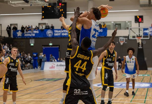 Maurice Marko Pluskota (PS Karlsruhe Lions, 23), Bakary Dibba (Tigers Tuebingen, 44)¨¨Tigers Tübingen vs. PS Karlsruhe Lions, 2. Basketball, Bundesliga, Pro A, Barmer 2 Basketball, Spieltag 7, Spielzeit 2021 2022, 30.10.2021, ¨¨ Tigers Tübingen - PS Karlsruhe Lions, Basketball, 2. Bundesliga, Barmer 2 Basketball, Spieltag 7, Spielzeit 2021 2022, 30.10.2021 Karlsruhe Copyright: xDennisxDuddek xEibnerxPressefotox EP_DDK