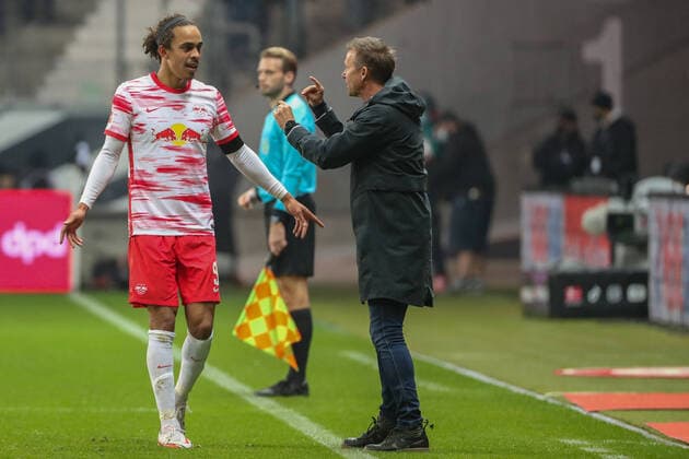 Fußball 1. Bundesliga 10. Spieltag Eintracht Frankfurt - RB Leipzig am 30.10.2021 im Deutsche Bank Park in Frankfurt Trainer Jesse Marsch (Leipzig) gibt Yussuf Poulsen (Leipzig) Anweisungen
